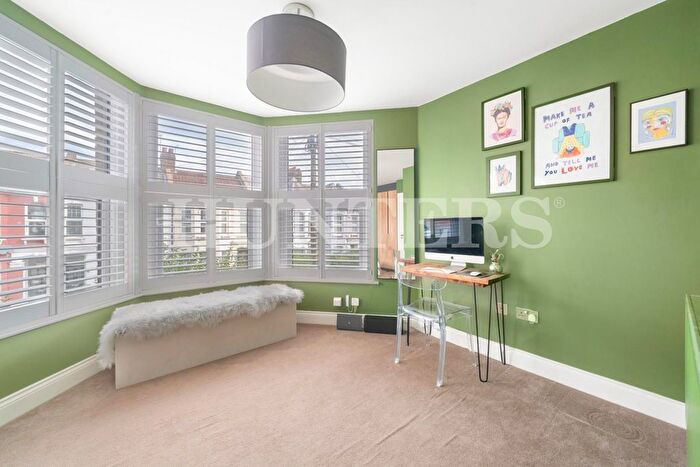 2 Bedroom Flat For Sale In Carlingford Road, London, N15