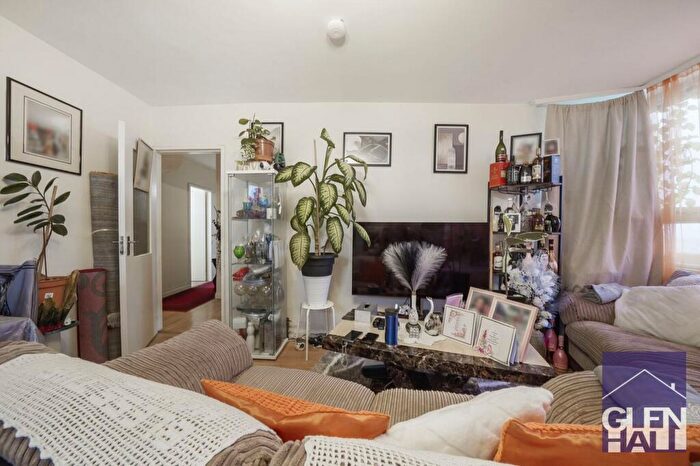 2 Bedroom Flat For Sale In Highview Gardens, Swinson House, N11