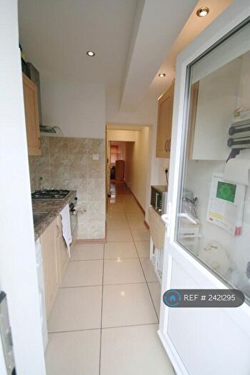 1 Bedroom Flat To Rent In Walton Road, West Molesey, KT8