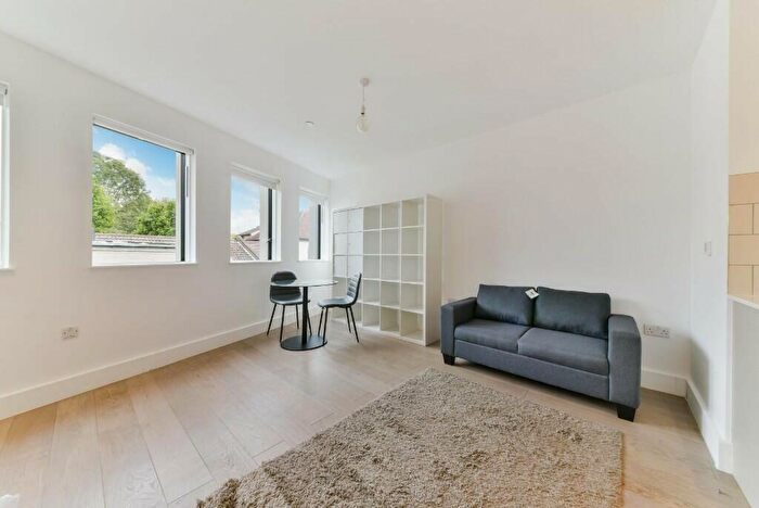 3 Bedroom Apartment To Rent In Burton Grove, London, SE17