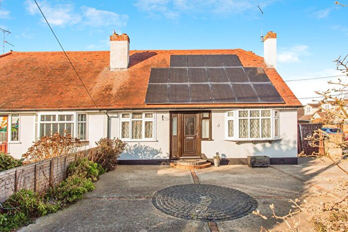 4 Bedroom Semi-detached House For Sale In Stambridge Road, Rochford, SS4