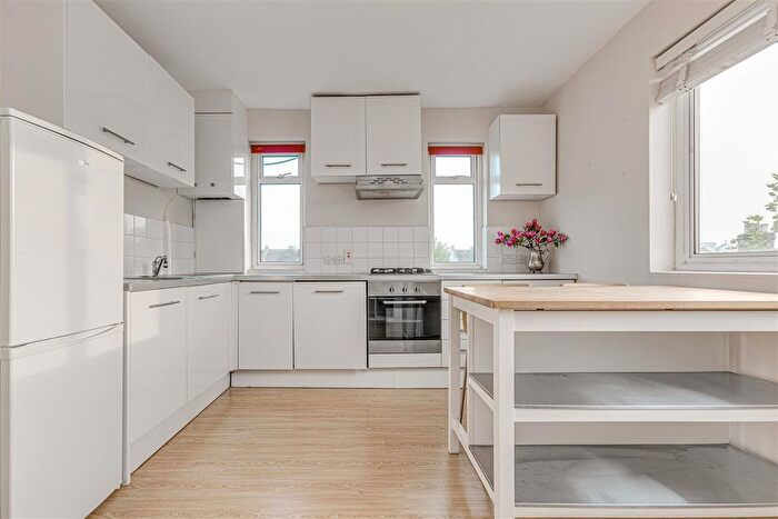 1 Bedroom Flat For Sale In Coronation Court, Brewster Gardens, North Kensignton, W10
