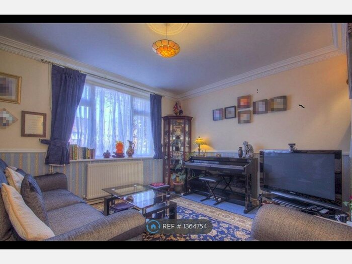 3 Bedroom Semi-Detached House To Rent In Willow Green, Herts, WD6