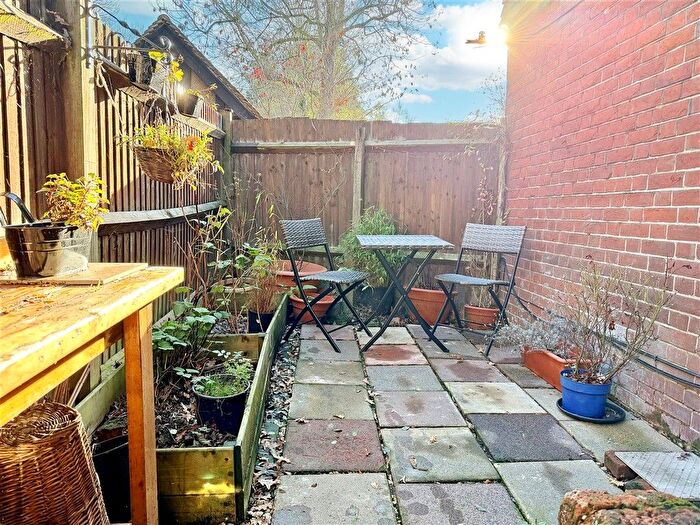 1 Bedroom Flat For Sale In Cavendish Road, Redhill, Surrey, RH1