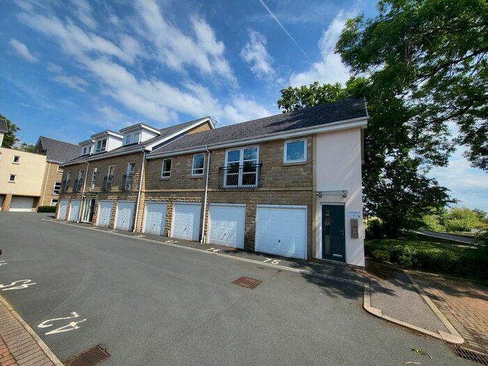 2 Bedroom Flat To Rent In Albert Promenade, Halifax, HX3