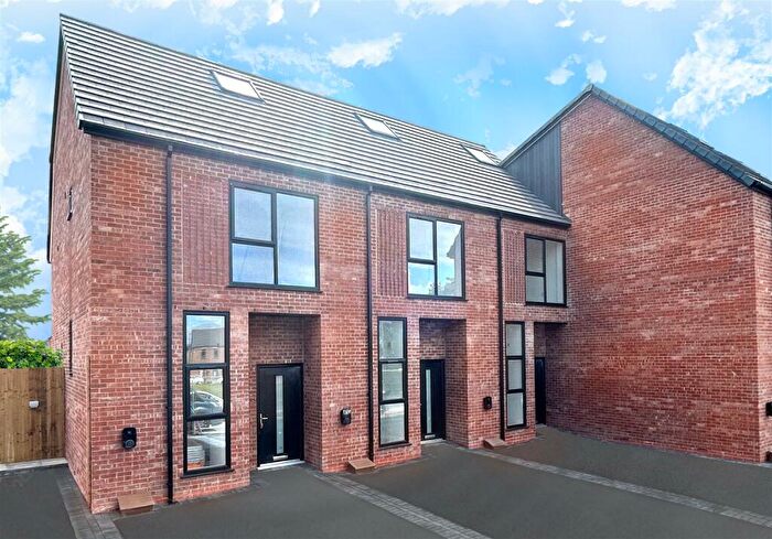 3 Bedroom Town House For Sale In Canal Street, Macclesfield, SK10