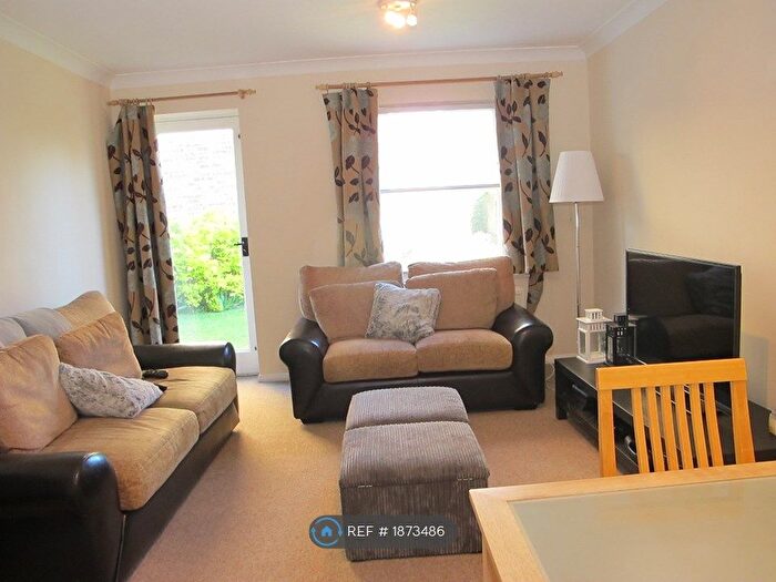 2 Bedroom Flat To Rent In Cedar Terrace, Richmond, TW9