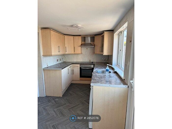 3 Bedroom Flat To Rent In Benbow Road, Clydebank, G81