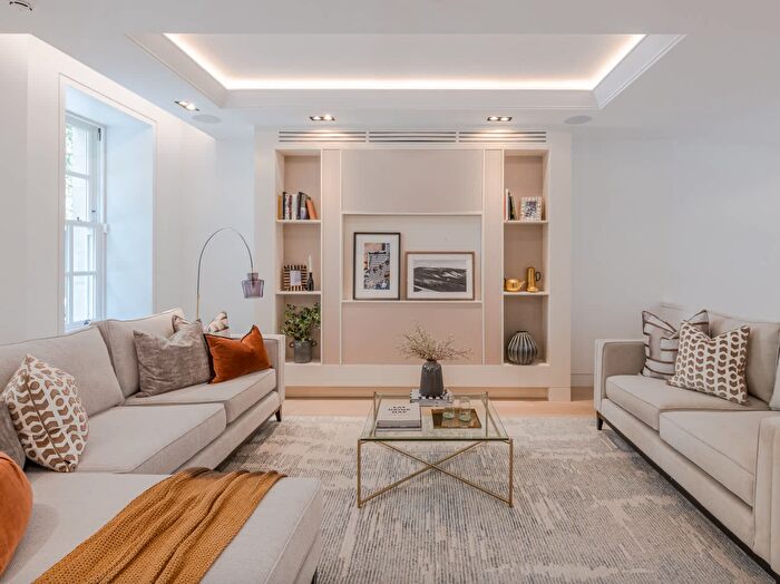 2 Bedroom Flat For Sale In Holland Street, Kensington, London, W8