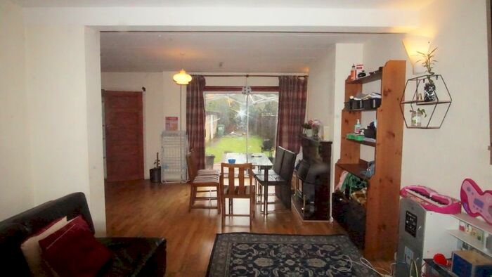 4 Bedroom Semi-Detached House To Rent In Hughenden Gardens, Northolt, UB5