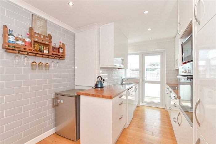 3 Bedroom Detached Bungalow For Sale In Rosemary Way, Horndean, Waterlooville, Hampshire, PO8