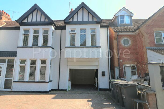 2 Bedroom Property To Rent In Chiltern Gardens, Waller Avenue, Luton, LU4