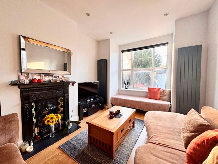 3 Bedroom Flat To Rent In Leslie Road, London, N2