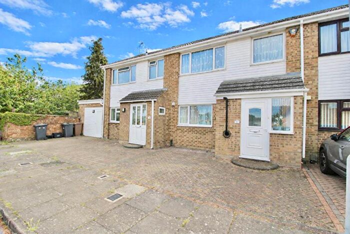 3 Bedroom Terraced House For Sale In Roedean Close, Stopsley, Luton, Bedfordshire, LU2