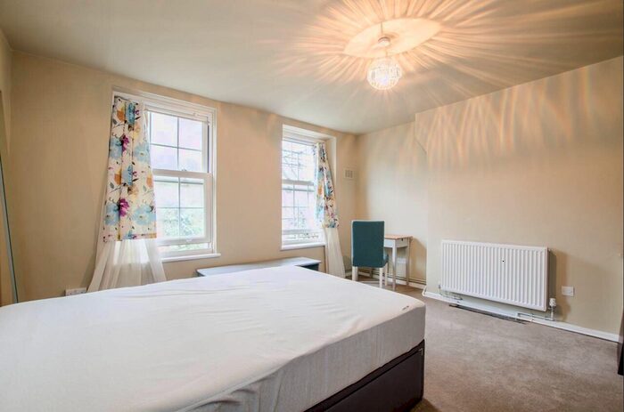 3 Bedroom Flat To Rent In Gosling Way, Brixton, London, SW9