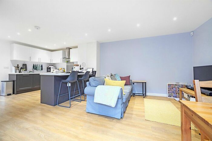 3 Bedroom Semi-Detached House To Rent In Woodcroft Mews, London, SE8