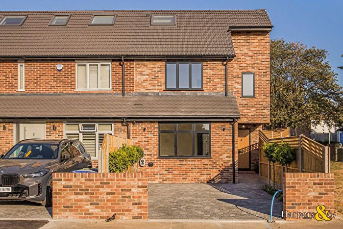 4 Bedroom Semi Detached House For Sale In Stansted Crescent, Bexley, DA5