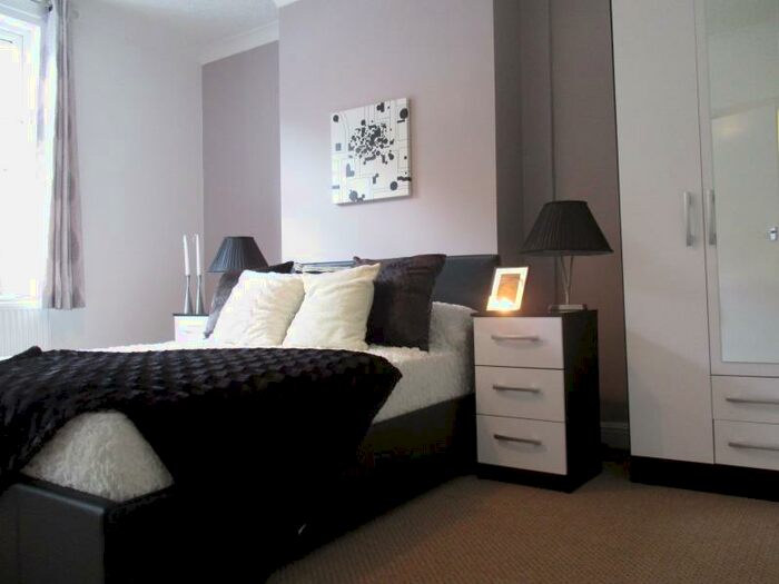 2 Bedroom Terraced House To Rent In Station Parade, LS5