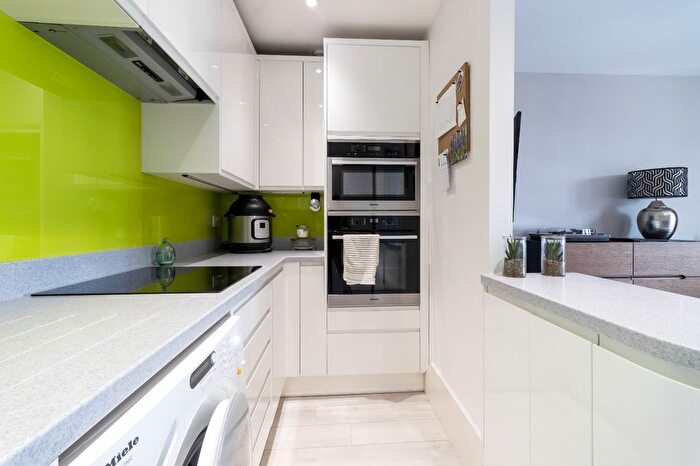2 Bedroom Flat For Sale In Cheapside, Stroud, Gloucestershire, GL5