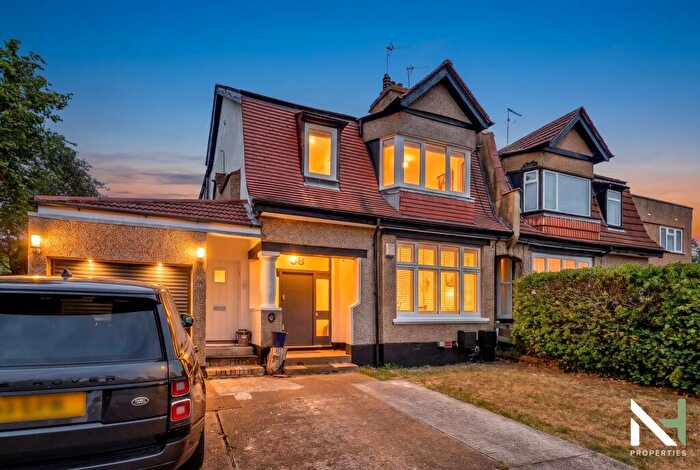 3 Bedroom Flat To Rent In Hale Lane, Mill Hill, NW7