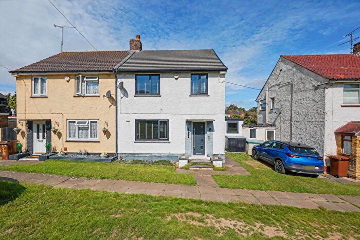 3 Bedroom Semi-Detached House For Sale In Eastcourt Lane, Gillingham, ME8