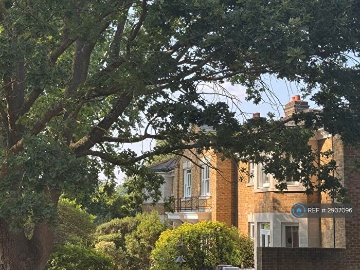 2 Bedroom Flat To Rent In Belmont Hill, London, SE13