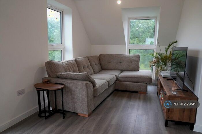 2 Bedroom Flat To Rent In Station Road, Hook, RG27