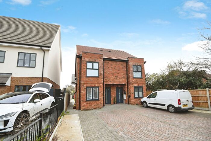 3 Bedroom Semi-Detached House For Sale In Pound Lane Central, Laindon, Basildon, SS15