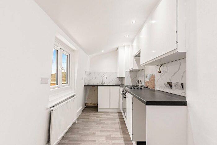 2 Bedroom Flat To Rent In Ainsworth Road, Hackney, E9