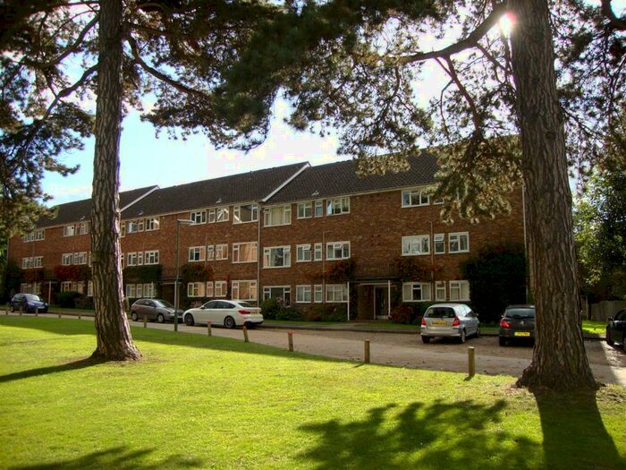 2 Bedroom Flat To Rent In Lindfield Gardens, Guildford, GU1