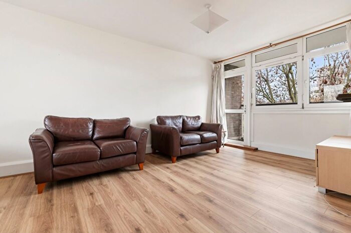 2 Bedroom Flat To Rent In Watford Close, Battersea Park, SW11