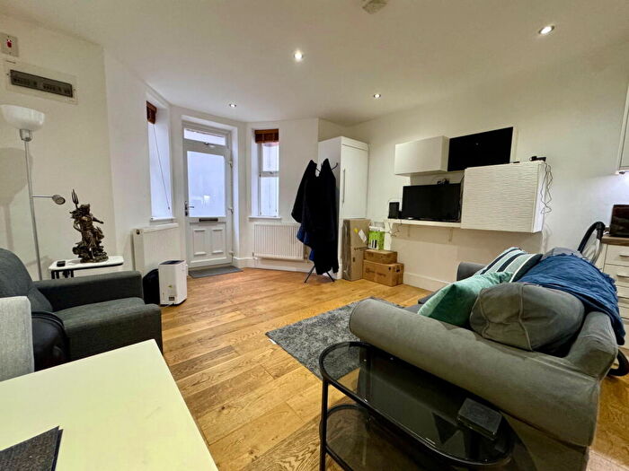 1 Bedroom Flat To Rent In Hawes Road, Bromley, BR1