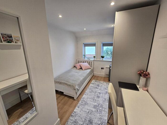 Studio To Rent In Temple Gardens, London, NW11