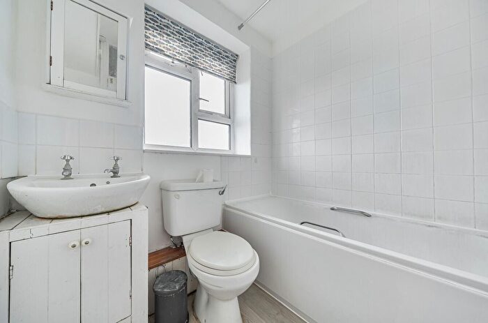 2 Bedroom Flat For Sale In Laburnum Road, Mitcham, CR4