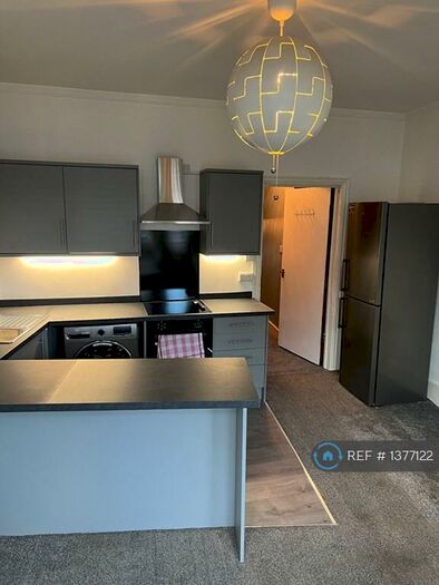 2 Bedroom Flat To Rent In Ross Parade, Wallington, SM6