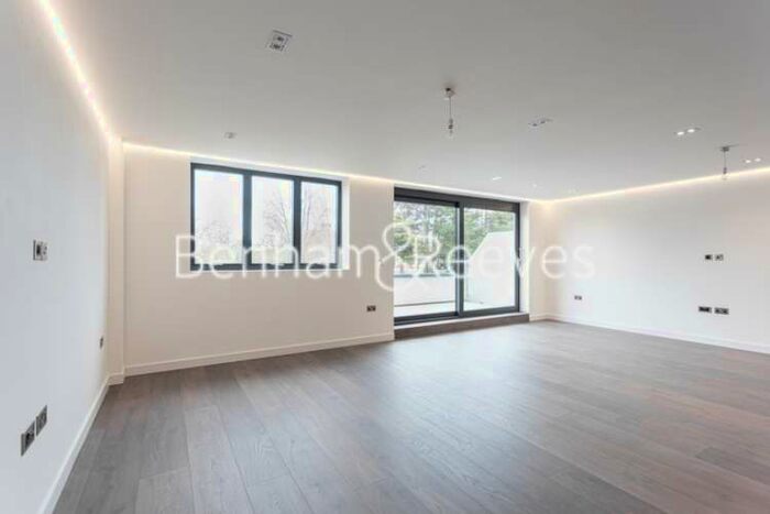 2 Bedroom Apartment To Rent In The Ridgeway, Golderss Green, NW11