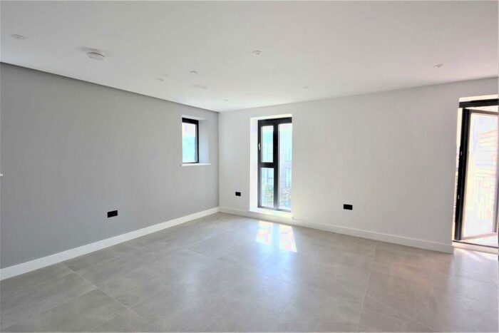 3 Bedroom Flat To Rent In Colindale Avenue, London, NW9