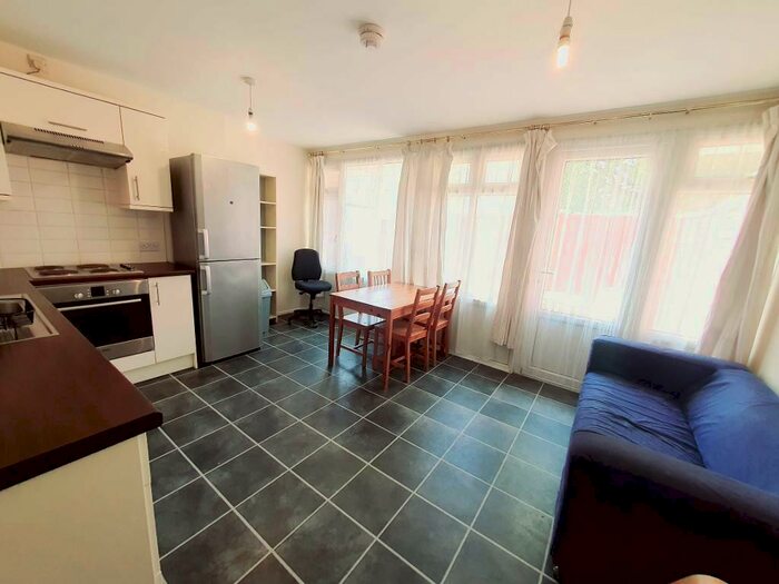 4 Bedroom Maisonette To Rent In Cooks Road, Kennington, London, SE17