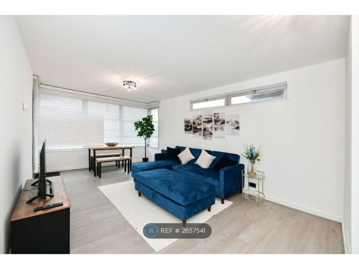 2 Bedroom Flat To Rent In Spelthorne Grove, Sunbury-On-Thames, TW16