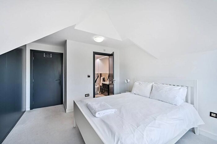 2 Bedroom Flat For Sale In Shoppenhangers Road, Maidenhead, SL6