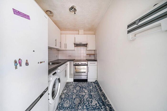 2 Bedroom Flat For Sale In Shaftesbury Gardens, North Acton, London, NW10