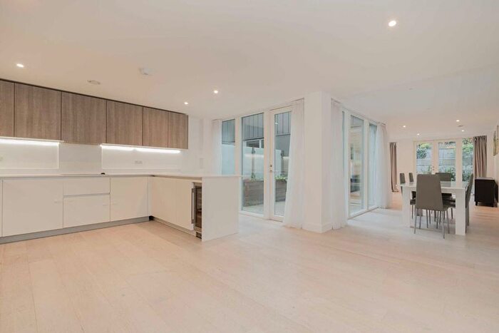 3 Bedroom Flat To Rent In Sinclair Road, London, W14