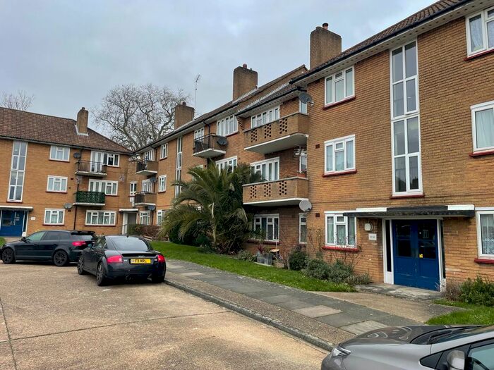 2 Bedroom Flat To Rent In Basing Way, London, N3