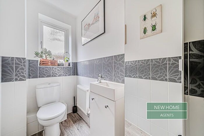 3 Bedroom End Of Terrace House For Sale In Fullbrook Avenue, Reading, RG7