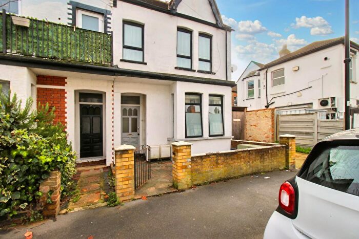 2 Bedroom Flat To Rent In Leigham Court Drive, Leigh-On-Sea, SS9