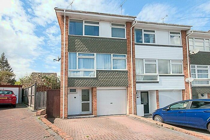 4 Bedroom End Of Terrace House To Rent In Pennyfields, Brentwood, Essex, CM14