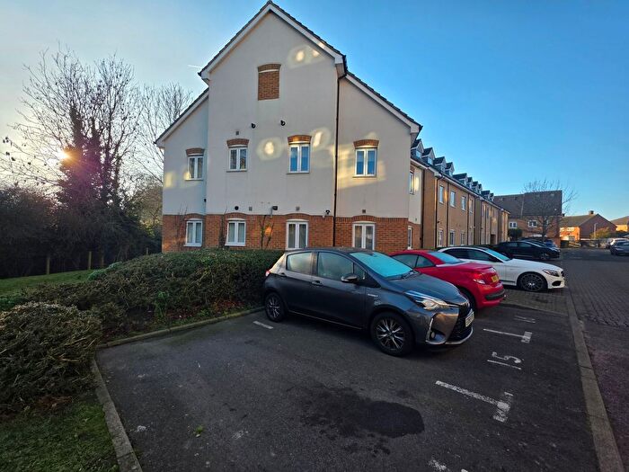 2 Bedroom Flat For Sale In Ingrebourne Avenue, Romford, RM3