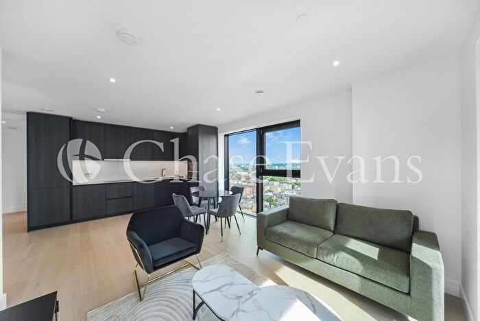 2 Bedroom Flat To Rent In Hawksbury Heights, Hewson Way, Elephant And Castle, London, SE17