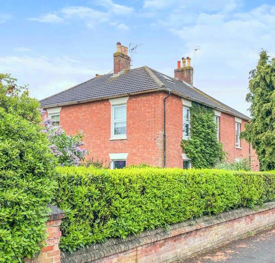 2 Bedroom Flat To Rent In Avenue Road, Wimborne, Dorset, BH21