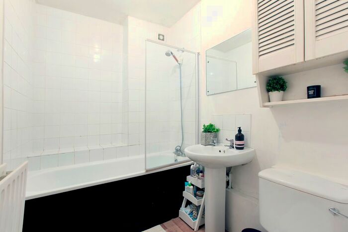 2 Bedroom Flat To Rent In Cavendish Road, Clapham South, SW12